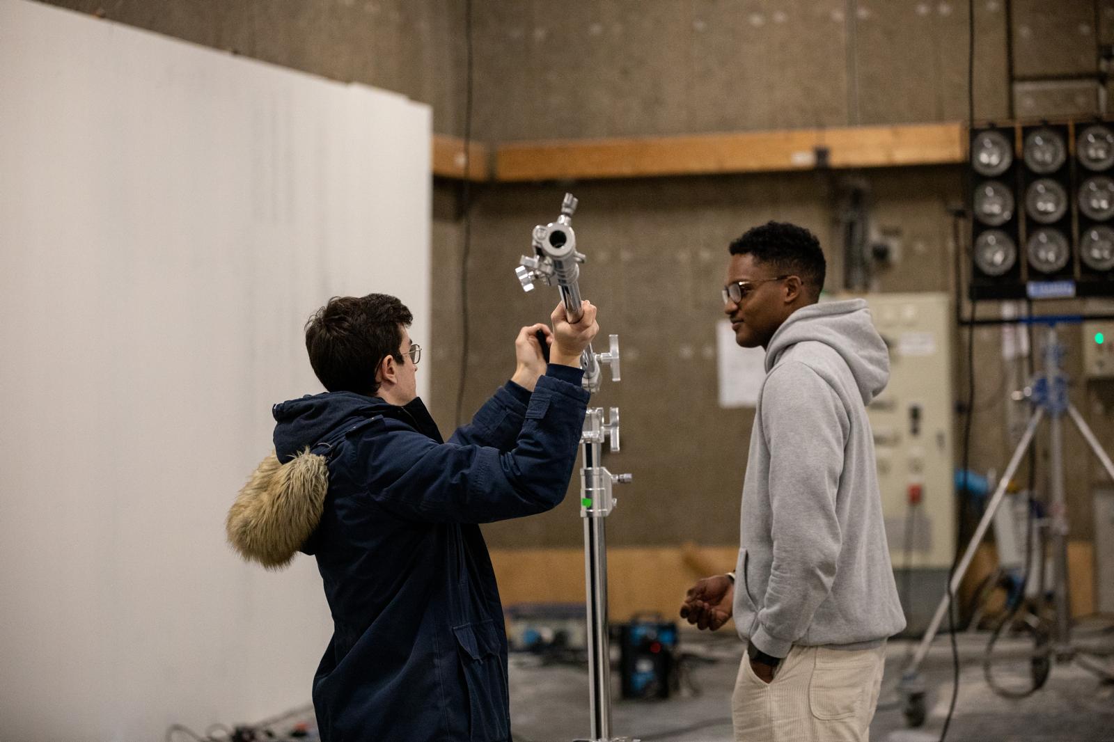 Réglage d'un projecteur en studio de tournage